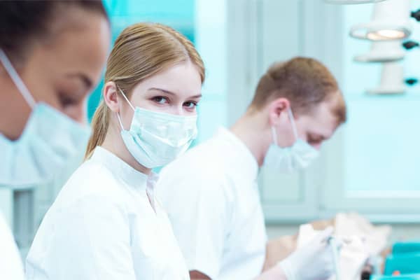 دندانپزشکان سرویس سلامت همگانی انگلستان NHS: امکان لغو امتحان برای متقاضیان خارجی